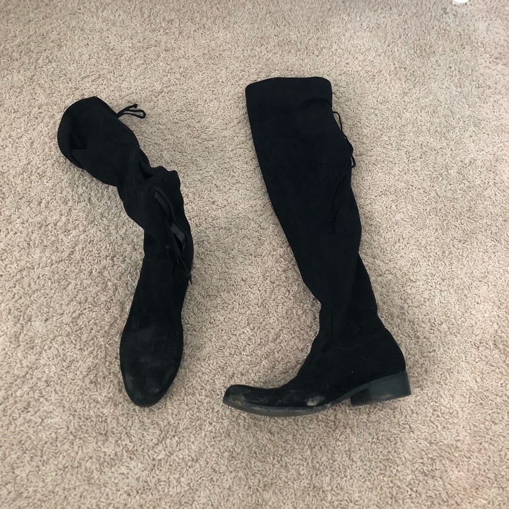 knee high black boots
